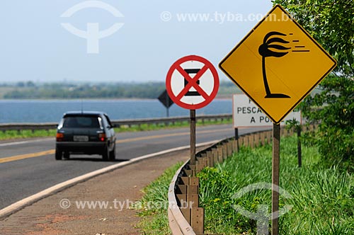  Subject: Signpost indicating crosswind - Councilman Dorival da Silva Lousada Highway / Place: Pereira Barreto city - Sao Paulo state (SP) - Brazil / Date: 10/2013 