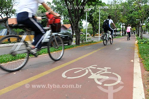  Subject: Bike lane in the median of Brasil Norte Avenue / Place: Ilha Solteira city - Sao Paulo state (SP) - Brazil / Date: 10/2013 