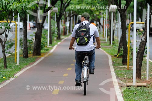  Subject: Bike lane in the median of Brasil Norte Avenue / Place: Ilha Solteira city - Sao Paulo state (SP) - Brazil / Date: 10/2013 