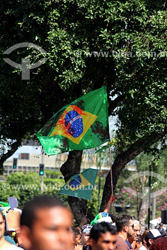  Flag of Favorable manifestation to return of military to the power during the parade to celebrate the Seven of September at Presidente Vargas Avenue - militant (with the flag of Brazil) of the movement Military Intervention Now!  - Rio de Janeiro city - Rio de Janeiro state (RJ) - Brazil