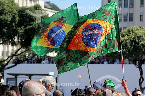  Flag of Favorable manifestation to return of military to the power during the parade to celebrate the Seven of September at Presidente Vargas Avenue - militant (with the flag of Brazil) of the movement Military Intervention Now!  - Rio de Janeiro city - Rio de Janeiro state (RJ) - Brazil