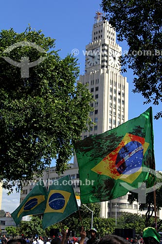  Flag of Favorable manifestation to return of military to the power during the parade to celebrate the Seven of September at Presidente Vargas Avenue - militant (with the flag of Brazil) of the movement Military Intervention Now!  - Rio de Janeiro city - Rio de Janeiro state (RJ) - Brazil