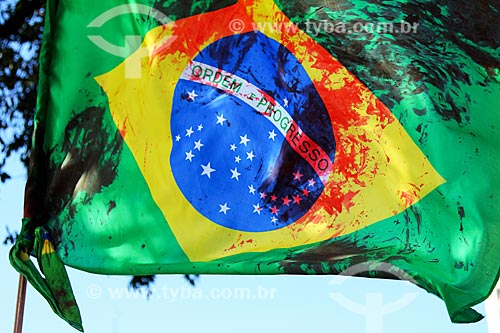  Flag of Favorable manifestation to return of military to the power during the parade to celebrate the Seven of September at Presidente Vargas Avenue - militant (with the flag of Brazil) of the movement Military Intervention Now!  - Rio de Janeiro city - Rio de Janeiro state (RJ) - Brazil
