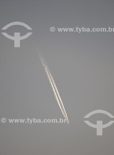  Subject: Contrail (condensation trail) left by a airplane / Place: Rio de Janeiro city - Rio de Janeiro state (RJ) - Brazil / Date: 10/2013 