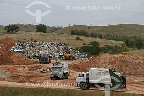  Garbage trucks - unloading in Center for Solid Waste Treatment - Itaborai  - Itaborai city - Rio de Janeiro state (RJ) - Brazil