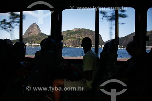  Bus in Infante Dom Henrique Avenue with the Sugar Loaf in the background  - Rio de Janeiro city - Rio de Janeiro state (RJ) - Brazil