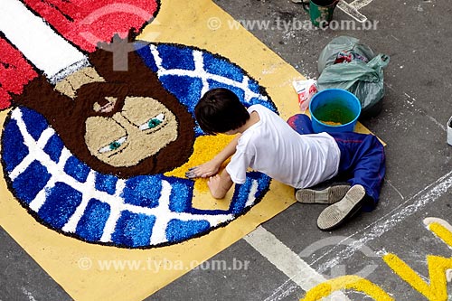  Subject: Child mounting rug for the Corpus Christi procession - Chile Avenue / Place: City center neighborhood - Rio de Janeiro city - Rio de Janeiro state (RJ) - Brazil / Date: 05/2013 