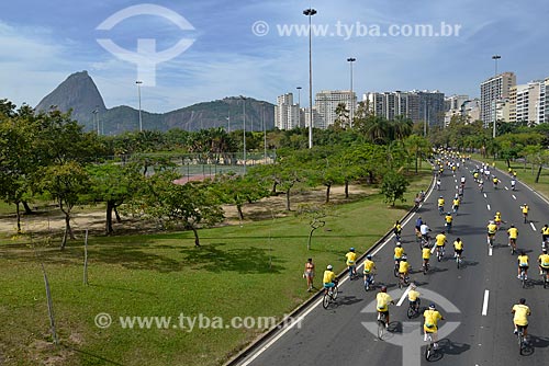  Subject: A day without car event - cyclists in Flamengo Landfill with the Sugar Loaf in the background / Place: Flamengo neighborhood - Rio de Janeiro city - Rio de Janeiro state (RJ) - Brazil / Date: 09/2013 