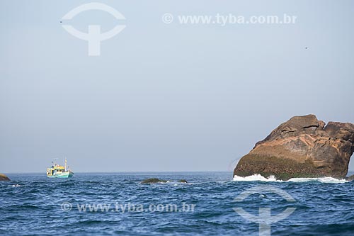  Subject: Boat and rock of Praca Onze Island - part of Natural Monument of Cagarras Island / Place: Rio de Janeiro city - Rio de Janeiro state (RJ) - Brazil / Date: 11/2013 