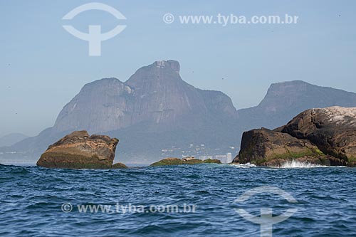  Subject: Rock of Praca Onze Island - part of Natural Monument of Cagarras Island - with the Rock of Gavea in the background / Place: Rio de Janeiro city - Rio de Janeiro state (RJ) - Brazil / Date: 11/2013 