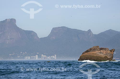  Subject: Rock of Praca Onze Island - part of Natural Monument of Cagarras Island - with the Rock of Gavea in the background / Place: Rio de Janeiro city - Rio de Janeiro state (RJ) - Brazil / Date: 11/2013 