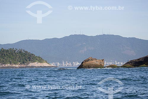  Subject: Rock of Praca Onze Island - part of Natural Monument of Cagarras Island - with Ipanema and Sumare Mountain in the background / Place: Rio de Janeiro city - Rio de Janeiro state (RJ) - Brazil / Date: 11/2013 