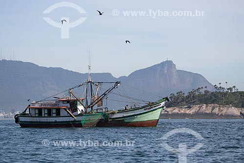  Subject: Trawler boat with the Christ the Redeemer (1931) in the background / Place: Rio de Janeiro city - Rio de Janeiro state (RJ) - Brazil / Date: 11/2013 