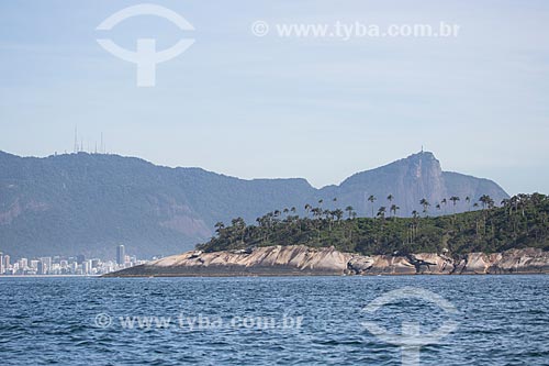  Subject: Cumprida Island - part of Natural Monument of Cagarras Island - with the Christ the Redeemer (1931) in the background / Place: Rio de Janeiro city - Rio de Janeiro state (RJ) - Brazil / Date: 11/2013 