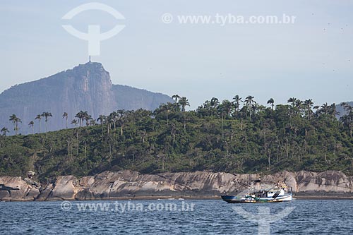  Subject: Cumprida Island - part of Natural Monument of Cagarras Island - with the Christ the Redeemer (1931) in the background / Place: Rio de Janeiro city - Rio de Janeiro state (RJ) - Brazil / Date: 11/2013 