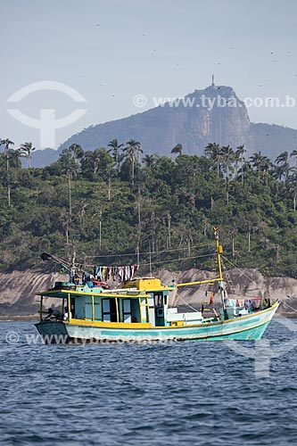  Subject: Boat near to Palmas Island - part of Natural Monument of Cagarras Island - with the Christ the Redeemer (1931) in the background / Place: Rio de Janeiro city - Rio de Janeiro state (RJ) - Brazil / Date: 11/2013 