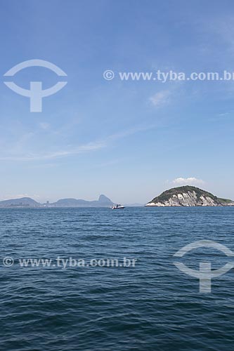  Subject: Boat near to Cagarras Island - part of Natural Monument of Cagarras Island - with the Sugar Loaf in the background / Place: Rio de Janeiro city - Rio de Janeiro state (RJ) - Brazil / Date: 11/2013 