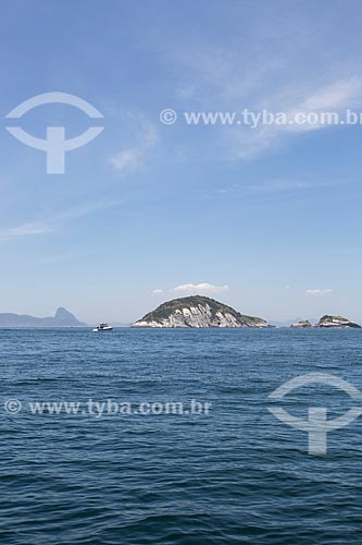  Subject: Boat near to Cagarras Island - part of Natural Monument of Cagarras Island - with the Sugar Loaf in the background / Place: Rio de Janeiro city - Rio de Janeiro state (RJ) - Brazil / Date: 11/2013 