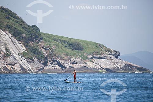  Subject: Practitioner of Paddle Surf near to Cagarras Island - part of Natural Monument of Cagarras Island / Place: Rio de Janeiro city - Rio de Janeiro state (RJ) - Brazil / Date: 11/2013 