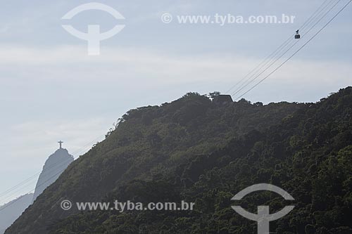  Subject: Cable car making the crossing between the Urca Mountain and Sugar Loaf with Christ the Redeemer (1931) in the background / Place: Rio de Janeiro city - Rio de Janeiro state (RJ) - Brazil / Date: 11/2013 