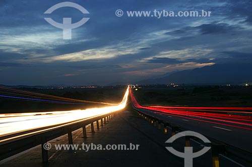  Lights of cars on the Presidente Dutra Highway - Between the cities of Port Royal and Resende  - Porto Real city - Rio de Janeiro state (RJ) - Brazil