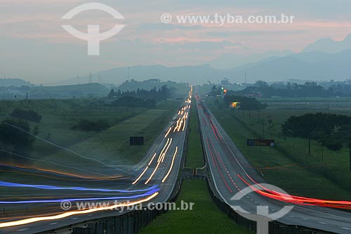  Lights of cars on the Presidente Dutra Highway - Between the cities of Port Royal and Resende  - Porto Real city - Rio de Janeiro state (RJ) - Brazil