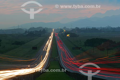  Lights of cars on the Presidente Dutra Highway - Between the cities of Port Royal and Resende  - Porto Real city - Rio de Janeiro state (RJ) - Brazil