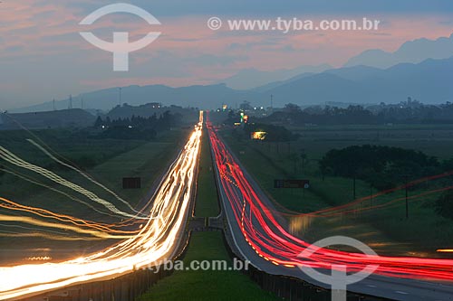  Lights of cars on the Presidente Dutra Highway - Between the cities of Port Royal and Resende  - Porto Real city - Rio de Janeiro state (RJ) - Brazil