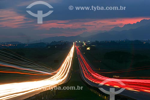  Lights of cars on the Presidente Dutra Highway - Between the cities of Port Royal and Resende  - Porto Real city - Rio de Janeiro state (RJ) - Brazil