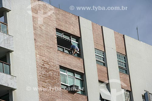  Diarist cleaning the window in a building  - Rio de Janeiro city - Rio de Janeiro state (RJ) - Brazil