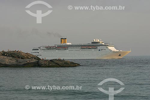  Arpoador Beach with cruise ship in the background  - Rio de Janeiro city - Rio de Janeiro state (RJ) - Brazil