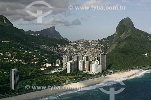  View of Sao Conrado beach with Dois Irmaos Hill the right and the Rocinha slum in the background  - Rio de Janeiro city - Rio de Janeiro state (RJ) - Brazil