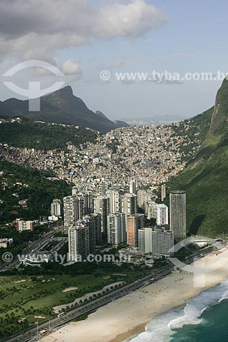  View of Sao Conrado beach with Rocinha slum in the background  - Rio de Janeiro city - Rio de Janeiro state (RJ) - Brazil