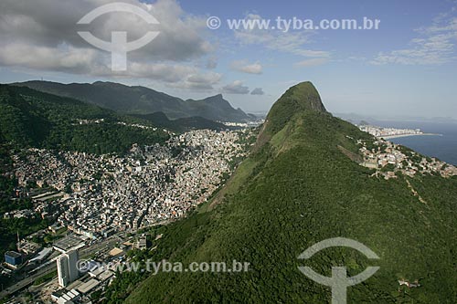  Rocinha Slum with Dois Irmaos Hill the right and Christ the Redeemer in the background  - Rio de Janeiro city - Rio de Janeiro state (RJ) - Brazil