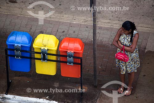  Subject: Woman near garbage cans to selective collection in Sete de Setembro Avenue / Place: Porto Velho city - Rondonia state (RO) - Brazil / Date: 11/2013 