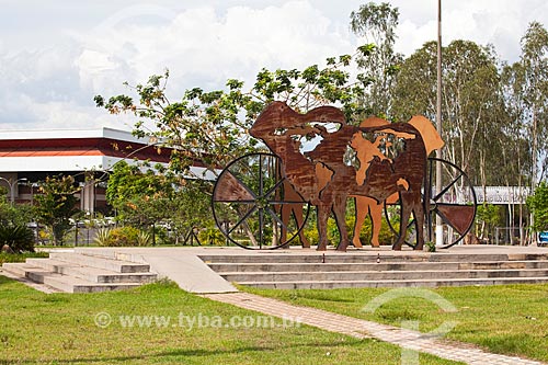  Subject: Bovinoculture Monument: o carro-chefe - sculpture made in iron and steel - Events Center of the Pantanal / Place: Cuiaba city - Mato Grosso state (MT) - Brazil / Date: 10/2013 