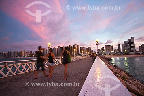  Subject: People strolling on the Espigao from Iracema Beach at dusk / Place: Fortaleza city - Ceara state (CE) - Brazil / Date: 11/2013 