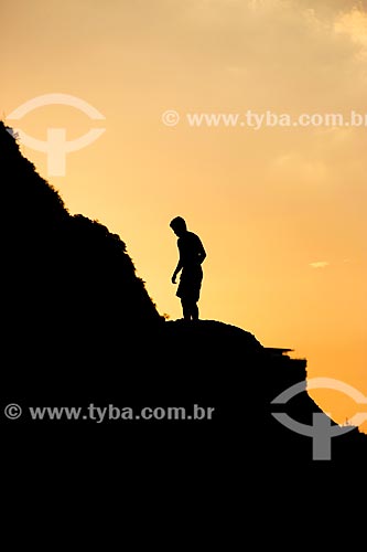  Subject: Young on stone of hill Sugar Loaf near the sea / Place: Urca neighborhood - Rio de Janeiro city - Rio de Janeiro state (RJ) - Brazil / Date: 01/2014 