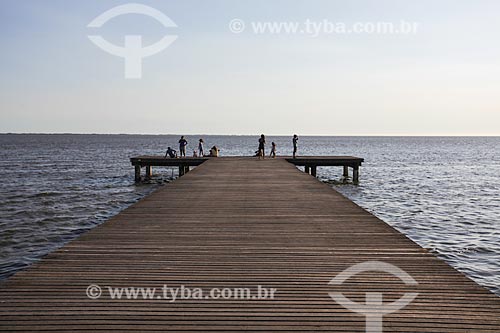  Subject: Family in pier - Brisa Beach (Breeze Beach) / Place: Guaratiba neighborhood - Rio de Janeiro city - Rio de Janeiro state (RJ) - Brazil / Date: 02/2014 