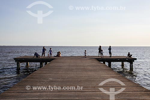  Subject: Family in pier - Brisa Beach (Breeze Beach) / Place: Guaratiba neighborhood - Rio de Janeiro city - Rio de Janeiro state (RJ) - Brazil / Date: 02/2014 