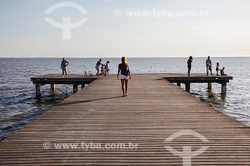  Subject: Family in pier - Brisa Beach (Breeze Beach) / Place: Guaratiba neighborhood - Rio de Janeiro city - Rio de Janeiro state (RJ) - Brazil / Date: 02/2014 