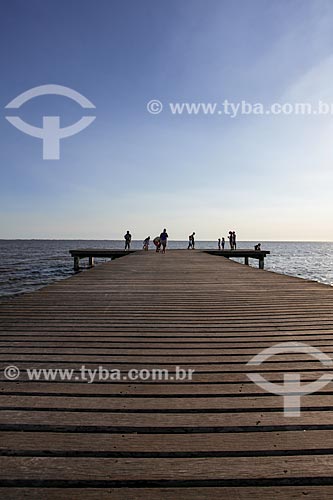  Subject: Family in pier - Brisa Beach (Breeze Beach) / Place: Guaratiba neighborhood - Rio de Janeiro city - Rio de Janeiro state (RJ) - Brazil / Date: 02/2014 