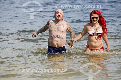  Andre Guimaraes Leme e Rayane Caroline Pires - in Forno Beach (Oven Beach) - (for editorial use)  - Arraial do Cabo city - Brazil