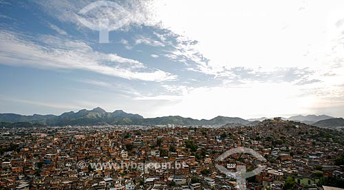  Slums which form the Complexo do Alemao with the Tijuca Massif in the background  - Rio de Janeiro city - Rio de Janeiro state (RJ) - Brazil