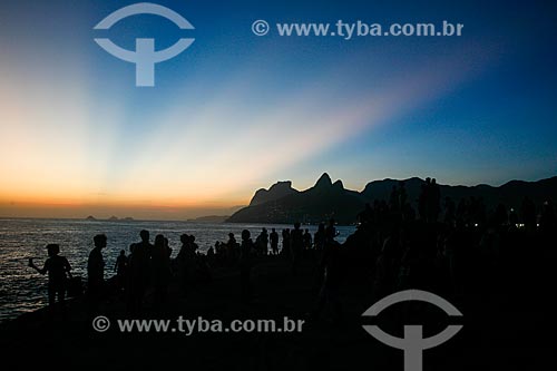  Dusk in stone of Arpoador with Two Brothers Mountain and Rock of Gavea in the background  - Rio de Janeiro city - Rio de Janeiro state (RJ) - Brazil