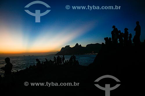 Dusk in stone of Arpoador with Two Brothers Mountain and Rock of Gavea in the background  - Rio de Janeiro city - Rio de Janeiro state (RJ) - Brazil