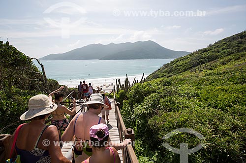  Subject: Tourists in staircase access to Pontal do Atalaia Beach / Place: Arraial do Cabo city - Rio de Janeiro state (RJ) - Brazil / Date: 01/2014 