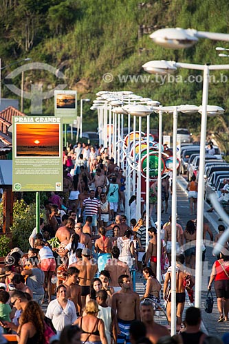  Subject: Pedestrian in Hermes Barcelos Avenue - Grande Beach (Big Beach) waterfront / Place: Arraial do Cabo city - Rio de Janeiro state (RJ) - Brazil / Date: 12/2013 