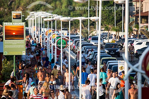  Subject: Pedestrian in Hermes Barcelos Avenue - Grande Beach (Big Beach) waterfront / Place: Arraial do Cabo city - Rio de Janeiro state (RJ) - Brazil / Date: 12/2013 