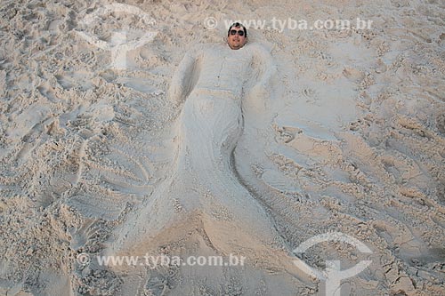  Man buried in the sand with the body as a mermaid - Grande Beach (Big Beach) - Thiago de Oliveira Mendes (for editorial use)  - Arraial do Cabo city - Brazil